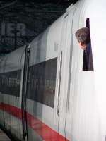 Zwischenhalt des ICE-2 Wuppertal in Berlin Hbf. ... Zwischenhalt des ICE-2 Wuppertal in Berlin Hbf. ...
