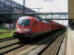 182 021 mit einem G�terzug am 21.8.2007 in Regensburg.  ...