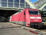 101 003-2 f�hrt mit ihrem IC aus dem Bahnhof Berlin-Ostbahnhof ...