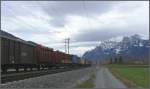 strecke-rheintal-lq-rei Nachschuss auf einen RhB G�terzug im Rheintal bei Zizers mit der m�chtigen Kulisse des Falknis. (21.11.2007)