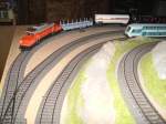 Modellbahn von Christian Maier Die BR 1020 024-4 mit einem G�terzug bei der Ausfahrt aus dem Bahnhof. Auf Gleis 2 steht ein RE und wartet auf Ausfahrt. 