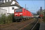 BR 143 mit Zugen 143 214 f�hrt mit der aus Drei N-Wagen bestehenden RB91 (RB 39172) 'RUHR-SIEG-BAHN' in Plettenberg ein. 