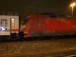 Sonstiges Hier sieht man deutlich den Unterschied bei der Teilweise Neulackierten 101 001. Nur noch ein bisschen vom Orientrot ist zusehen. Hier ist sie gerade am IC 2044 in LL(05.11.2007).