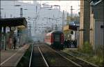 BR 143 mit Zugen 143 214 ist mit der RB91 (RB 39172) 'RUHR-SIEG-BAHN' in Plettenberg eingefahren. (08.10.07)