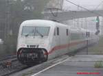 br-402-ice-2 Ein ICE 2 mit offener Schakuklappe verschwindet im Nieselregen in Richtung Hagen (Wuppertal-Oberbarmen, 02.11.2007)