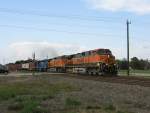 Die BNSF Loks 964 und 5450 bespannen gemeinsam mit der ... Die BNSF Loks 964 und 5450 bespannen gemeinsam mit der ...