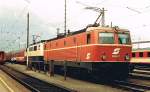 br-1044 Die �BB 1044.27 hilft der DB 111 211- 9 mit dem D 285 �ber den Brenner. Und das nicht ohne Grund: der lange D 285 bestand aus den Wagengruppen Frankfurt - Meran, Wien - Meran und M�nchen - Lecce. Innsbruck, den 22. Juli 1984
(Gescanntes Foto) 