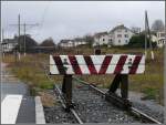 sonstige Das Ende der Schweiz und der Beginn von Frankreich, der Grande Nation. Damit niemand auf die Idee kommt noch etwas weiter zu fahren, wurden die verbleibenden Schienen gleich in St�cke geschnitten. Streckenende in Delle(F) (23.11.2007)
