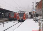 br-425 19.12.2004: Ein RE, bestehend aus zwei ET 425, verl�sst den Bahnhof Herrenberg in Richtung Stuttgart, w�hrend auf Gleis 2 die S1 nach Plochingen auf ihre Abfahrt 6 min sp�ter wartet. Das Schneetreiben hat die Z�ge, den Bahnhof und die Stadt in eine Winterlandschaft verwandelt und so tritt die Stiftskirche am Schlo�berg nur schemenhaft hervor...
