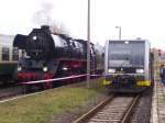 br-41-41-drg-dr-db-041--042-db IGE Werrabahn 41 1144-9 mit dem Leerzug des 'R�tk�ppchen Express' aus Eisenach und Burgenlandbahn 672 910-7 als RB nach Nebra, im Bf Karsdorf; 21.10.2007