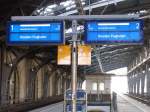 Zugzielanzeiger Sicher eine anspruchsvolle Aufgabe, die sich die DB hier gestellt hat: zwei S-Bahnen zur gleichen Zeit von nebeneinanderliegenden Gleisen zum selben Ziel fahren zu lassen; Dresden-Neustadt, 21.11.2007
