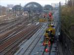 dresden-hbf Monteure beim Fertigstellen der Oberleitung, Dresden Hbf., 21.11.2007
