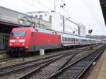BR 101 mit Zugen 101 014 'Ex-THW-Werbelok' war am 24.November 2007 als 101er Sandwich  nach Karlsruhe Hbf unterwegs. Hier bei einem Zwischenstop in Ulm Hbf.