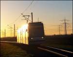 rnv-oeg-heidelberg-ludwigshafen-mannheim Die Linie 4 ist ein echter 'Allrounder'. W�hrend sie in Ludwigshafen teilweise als U-Bahn verkehrt und durch Mannheim als normale Stra�enbahn zuckelt, gibt sie auf dem letzten Abschnitt zwischen Wallstadt Ost und Heddesheim m�chtig Gas: Mehrere Kilometer non Stop auf einer eingleisigen Strecke mit unbeschrankten Bahn�berg�nge (-> Pfeifen, kein Gebimmel). Im abendlichen Streiflicht ist Wagen 643 zwischen Wallstadt Ost und Heddesheim unterwegs, 24.11.07