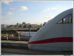 Stimmungsbilder Eine klar deutsche Angelegenheit. Im Vordergrund der gerade eingefahrene ICE und im Hintergrund der Reichstag. Aufgenommen am 04.11.07 in Berlin Hbf