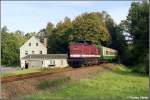 ex-kbs-527-chemnitztalbahn An einem Augustabend 1997 ist 202 718 mit ihrer RB nach Rochlitz unterwegs. Hier wird sie gleich den B� in K�thensdorf �berqueren. Es sollte der letzte Sommer sein, den die Chemnitztalbahn und wohl auch diese Lok im Einsatz erlebte.