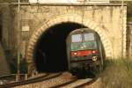 Tunnel Ein Regionalzug verl�sst auf dem Weg von Napoli nach Sapri den Tunnel bei Vallo Della Lucania-Castelnuovo; 24.11.2007