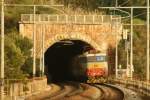 Tunnel Ein Regionalzug von Sapri nach Napoli verl�sst den Tunnel bei Caprioli; 24.11.2007