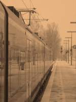 Ein sinnliches Sepia-Bild einer ruhigen Bahnhofsatmosph�re... Ein ET 425, der ...