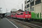 3x Baureihe 151 durchfahren mit einem langen G�terzug den Bahnhof ...