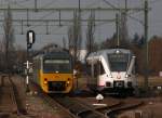 Alt trifft neu...links f�hrt ein Arriva DH in Richtung Venlo, ...