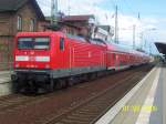 Der RE2 mit 112 189-6 von Cottbus nach Rathenow steht ...