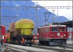 Ge 6/6 II 704 Davos neben zwei geschemelten Ucs Salzwagen ...