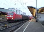 Die 185 154-2 mit einem GZ in Ulm Hbf. Rechts: ...