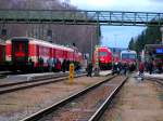 Typische Umstiegsszene am Bhf.RIED i.I.; 071207  ...