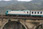 Eine E464 schiebt den Regionalexpress von Salerno nach Sapri �ber ...