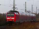 Mit ordentlich Tempo rauscht dieser RE durch den Bahnhof Angermund. ...