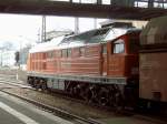 Die 241 449 steht mit einem Leerzug an der Hallensch�rze ...
