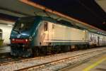 E464 094 steht mit dem R3714 nach Napoli Centrale abfahrtbereit ...
