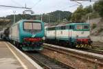 E464 231 und E646 191 stehen im Bahnhof Sapri; 16.12.2007 ...