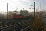 Trotz Gegenlicht gef�llt mir&acute;s irgentwie: 140 848 und eine Schwesterlok ...