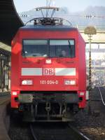 101 004-0 steht mit einem InterCity im Bahnhof Ulm Hbf ...