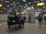 Mitten im Gelsenkirchener Hbf. ein Piano,Klavier oder Fl�gel,
mit Pianist.(20.12.2007)  ...