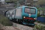 E464 054 f�hrt mit dem R 29215 in Centola ein; ...