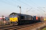 Die schwarze Class 66 der ERS zieht einen G�terzug in ...