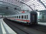 Am Ende l�uft der Wagen 12 des IC 2445 von ...