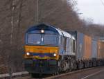 Aus Richtung Viersen kommend passiert diese Class 66, behangen mit ...