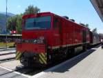 Eine Schmalspurlokomotive D 15 der Zillertalbahn, steht mit einem Regionalzug ...