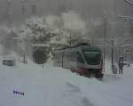 Dez. 2007 Bm 93 verl��t den Bahnhof Domb�s  ...