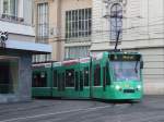 Ein neues Tram Fahrzeug der Basler Verkehrs Betriebe biegt in ...