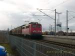 140 172 f�hrt am 04.12.07 mit einem G�terzug aus Richtung ...