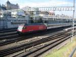 Eine RE 460 st�sst gerade einen IC von Brig �ber ...