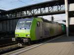 Eine Br 485 der BLS steht mit einem schweren Tonderzug ...