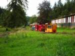 Ferienlandeisenbahn Crispendorf: Die Lok EA22-01 (B360) erklimmt den steilsten Streckenabschnitt ...