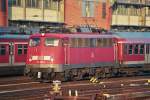 110 300-1 abgestellt im Vorfeld des Frankfurter Hauptbahnhofes (19.12.2007)  ...
