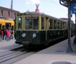 Ein �lteres Modell der Wengernalpbahn steht abgestellt vor dem Bahnhof ...